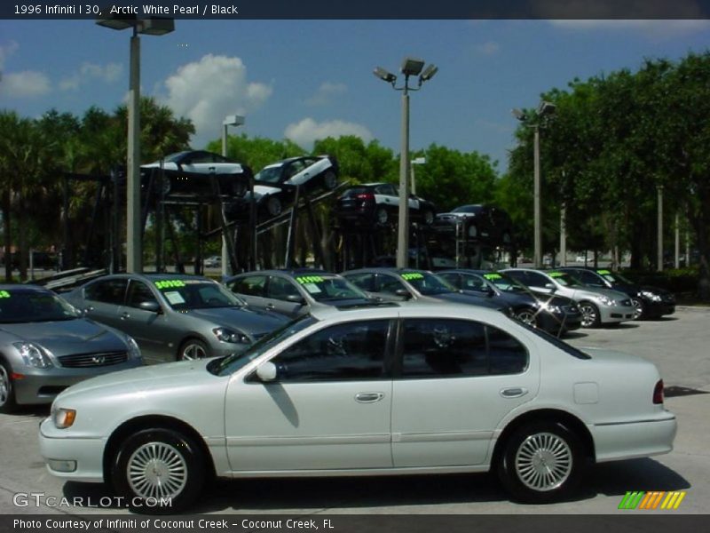 Arctic White Pearl / Black 1996 Infiniti I 30
