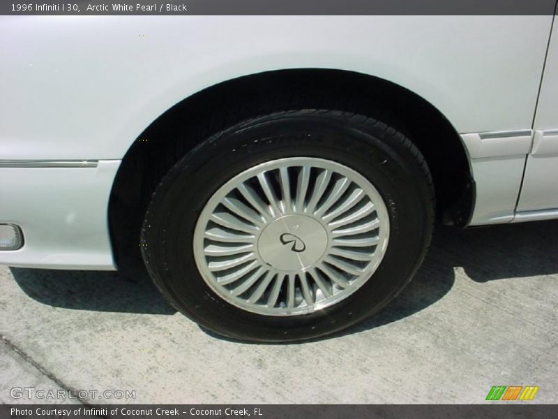 Arctic White Pearl / Black 1996 Infiniti I 30