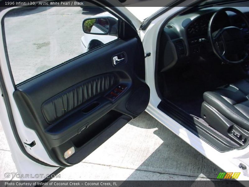 Arctic White Pearl / Black 1996 Infiniti I 30
