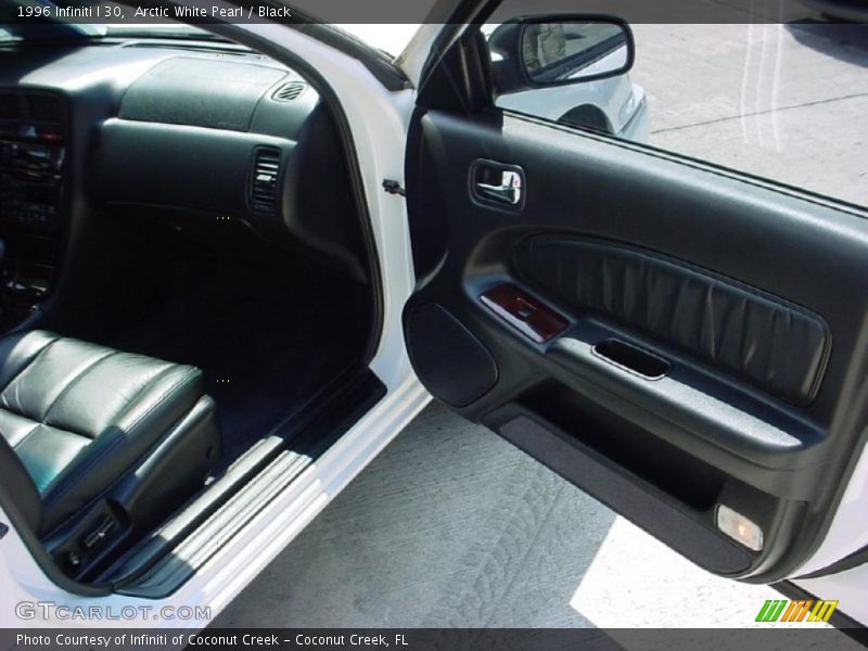 Arctic White Pearl / Black 1996 Infiniti I 30