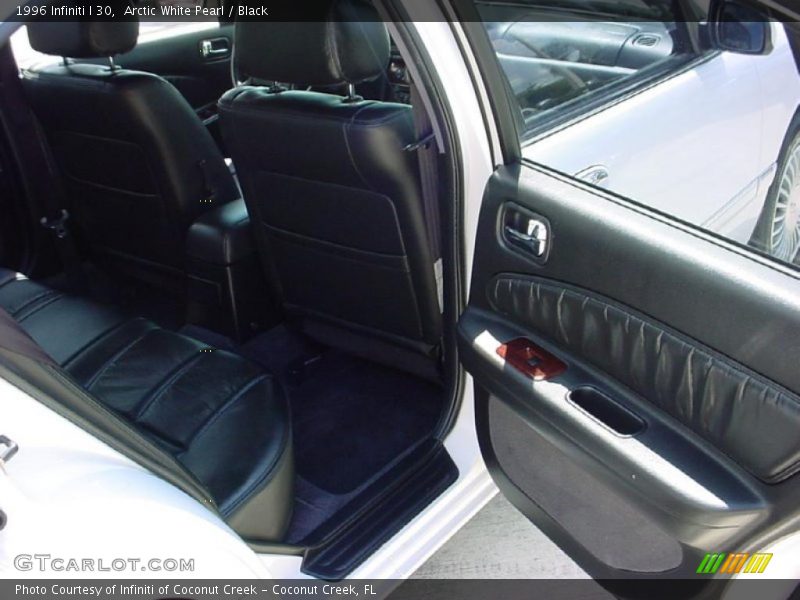 Arctic White Pearl / Black 1996 Infiniti I 30