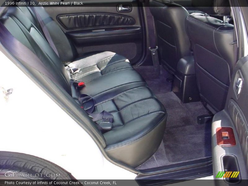 Arctic White Pearl / Black 1996 Infiniti I 30