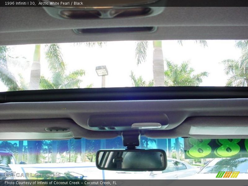 Arctic White Pearl / Black 1996 Infiniti I 30