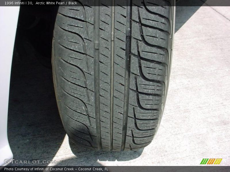 Arctic White Pearl / Black 1996 Infiniti I 30