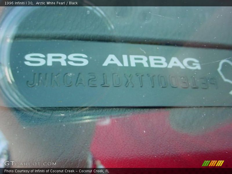 Arctic White Pearl / Black 1996 Infiniti I 30