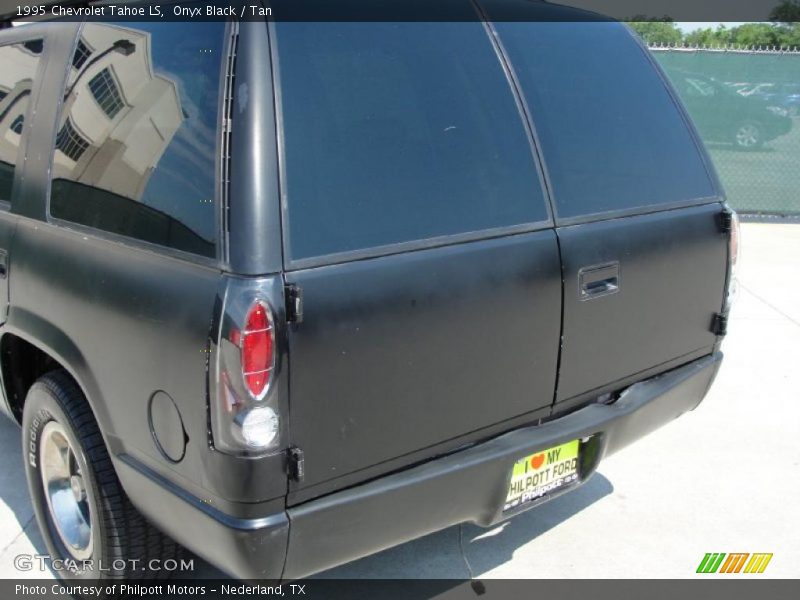 Onyx Black / Tan 1995 Chevrolet Tahoe LS