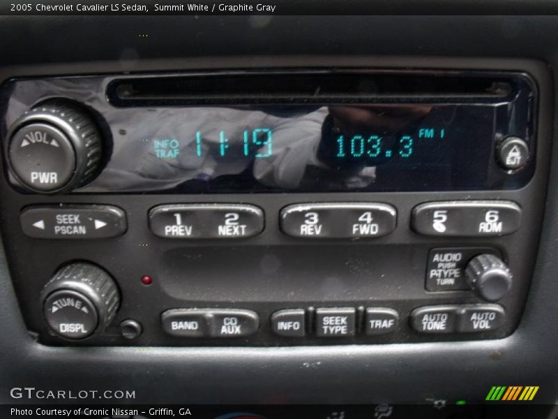 Summit White / Graphite Gray 2005 Chevrolet Cavalier LS Sedan