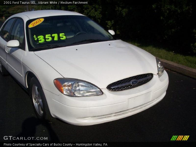 Vibrant White / Medium Parchment 2001 Ford Taurus SES