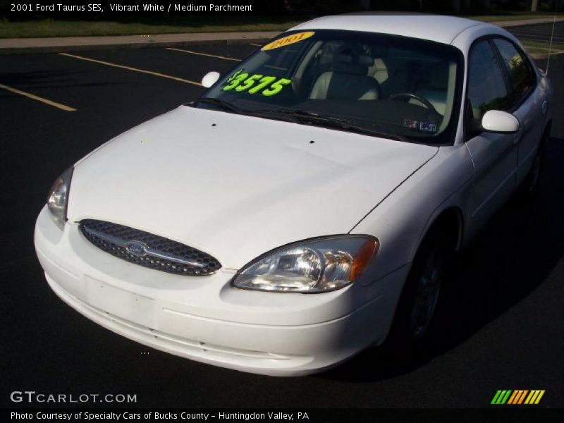Vibrant White / Medium Parchment 2001 Ford Taurus SES