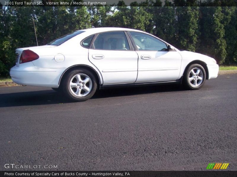 Vibrant White / Medium Parchment 2001 Ford Taurus SES