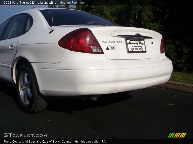 Vibrant White / Medium Parchment 2001 Ford Taurus SES