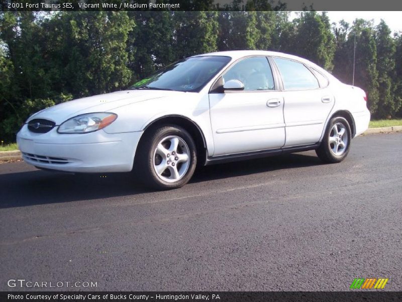 Vibrant White / Medium Parchment 2001 Ford Taurus SES