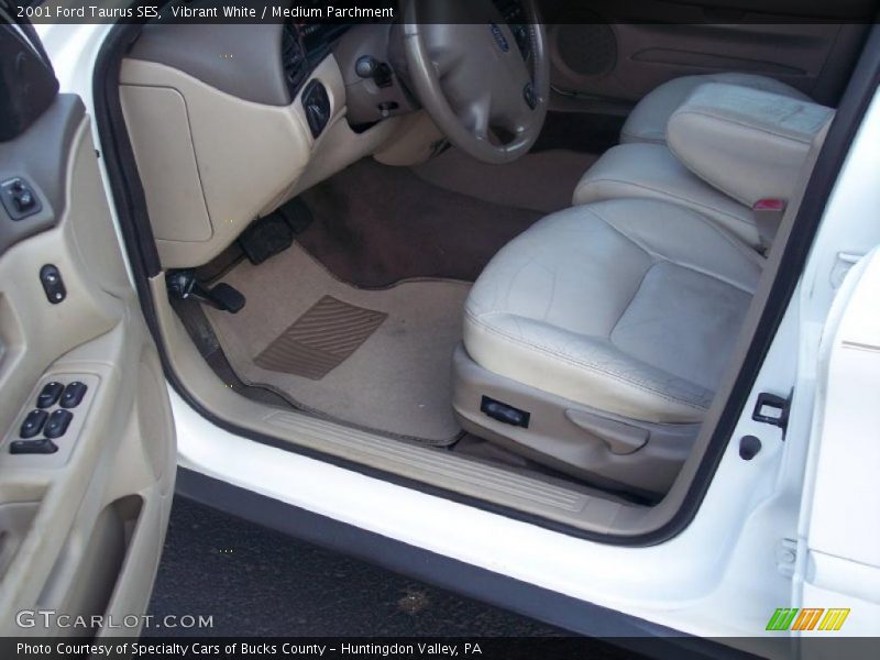 Vibrant White / Medium Parchment 2001 Ford Taurus SES