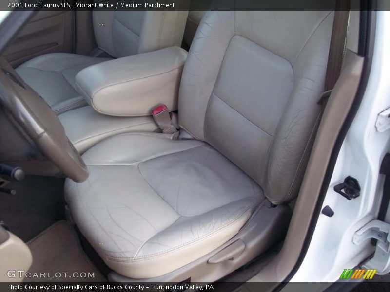 Vibrant White / Medium Parchment 2001 Ford Taurus SES