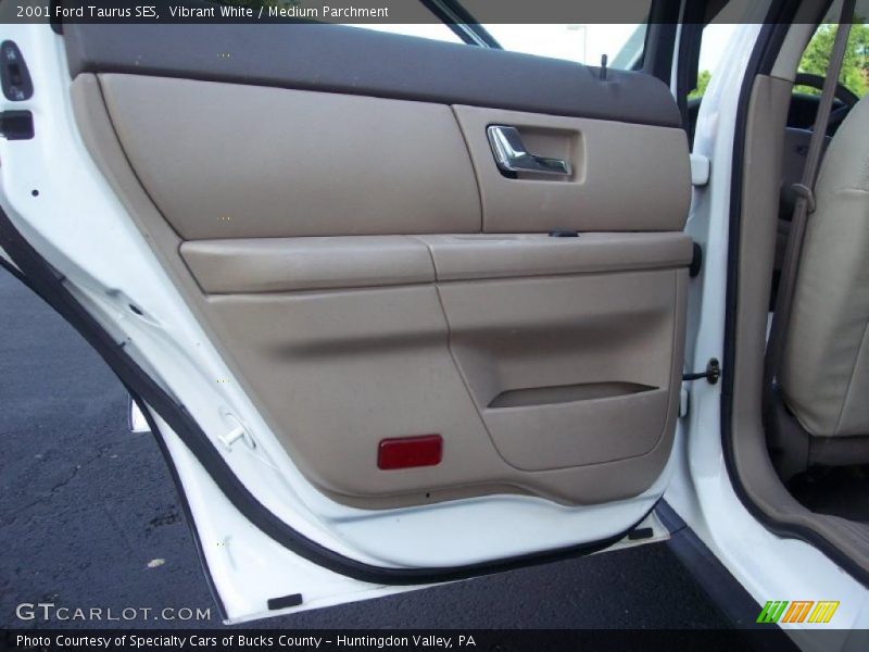 Vibrant White / Medium Parchment 2001 Ford Taurus SES