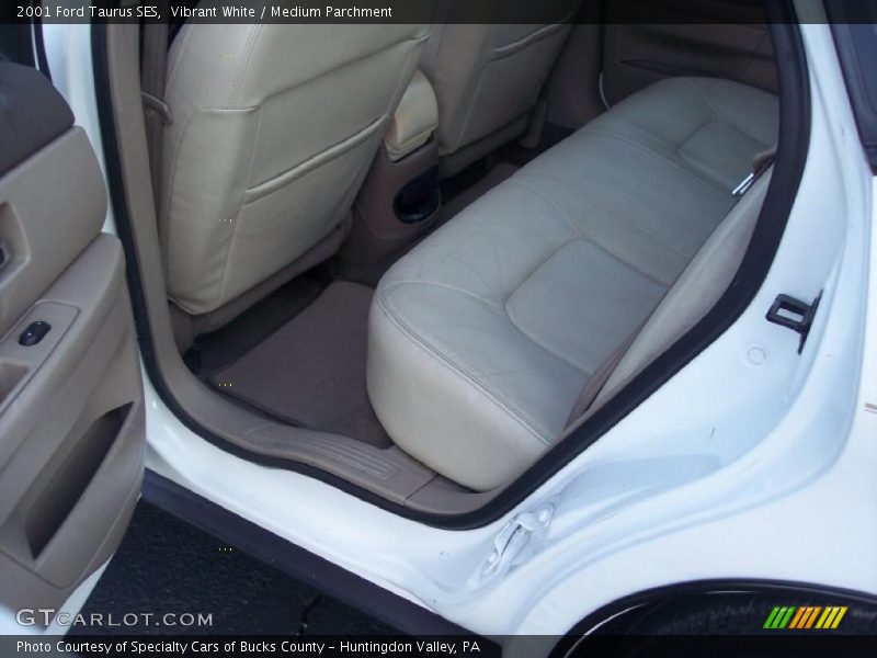 Vibrant White / Medium Parchment 2001 Ford Taurus SES
