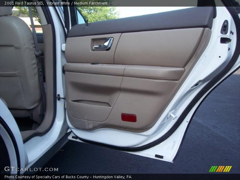 Vibrant White / Medium Parchment 2001 Ford Taurus SES