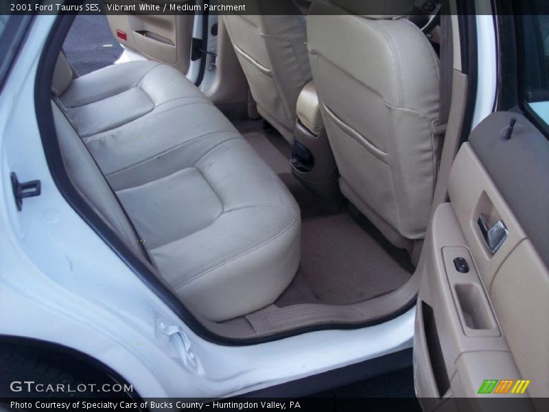 Vibrant White / Medium Parchment 2001 Ford Taurus SES