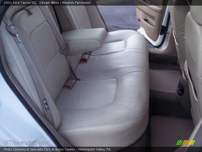 Vibrant White / Medium Parchment 2001 Ford Taurus SES