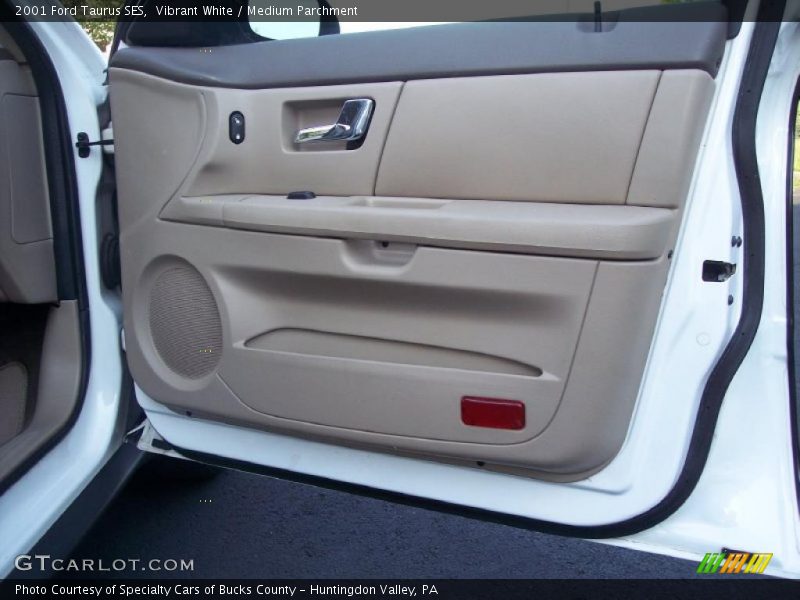 Vibrant White / Medium Parchment 2001 Ford Taurus SES