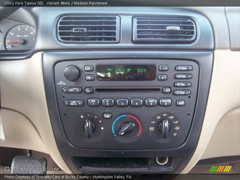 Vibrant White / Medium Parchment 2001 Ford Taurus SES