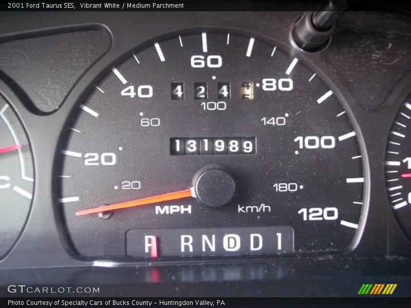 Vibrant White / Medium Parchment 2001 Ford Taurus SES