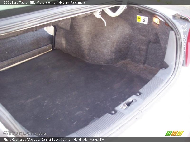 Vibrant White / Medium Parchment 2001 Ford Taurus SES