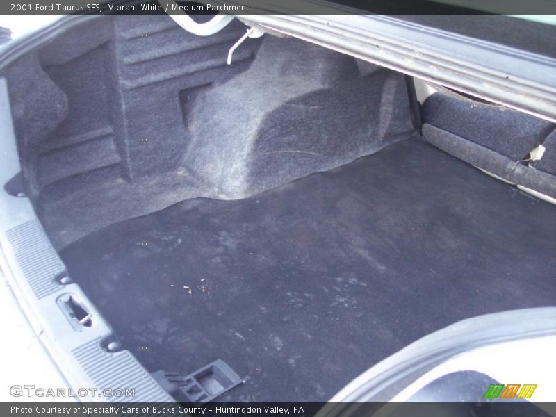 Vibrant White / Medium Parchment 2001 Ford Taurus SES