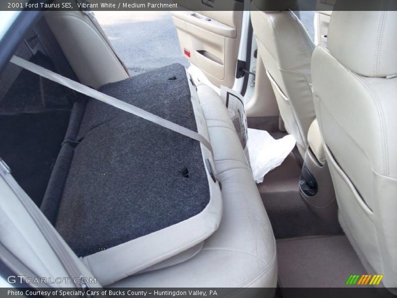 Vibrant White / Medium Parchment 2001 Ford Taurus SES