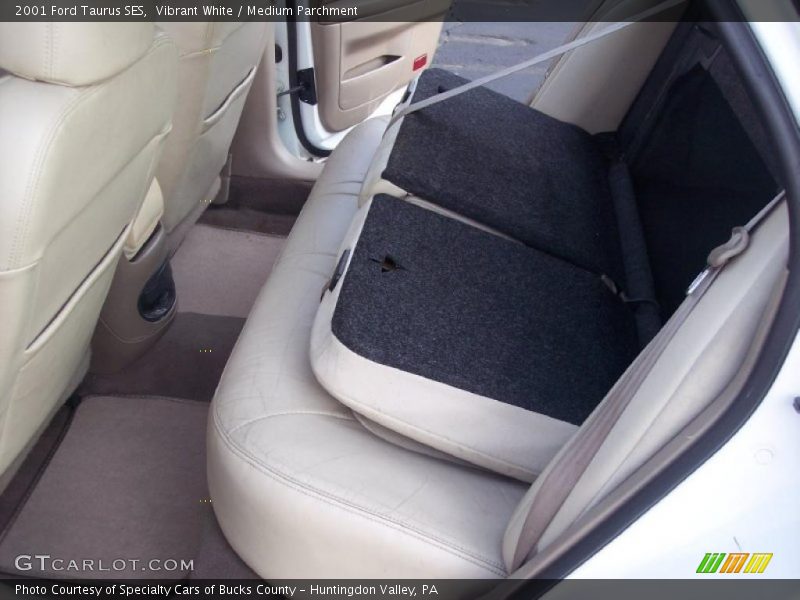 Vibrant White / Medium Parchment 2001 Ford Taurus SES