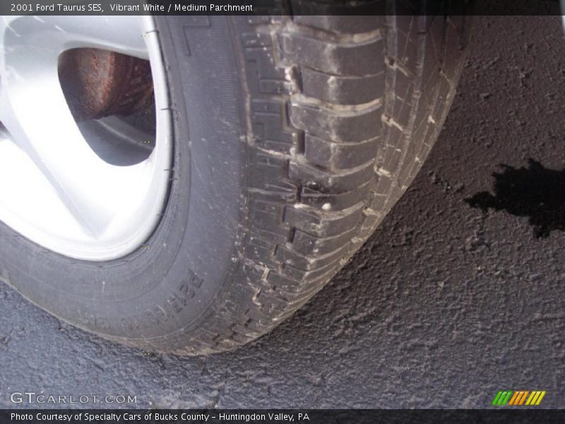 Vibrant White / Medium Parchment 2001 Ford Taurus SES