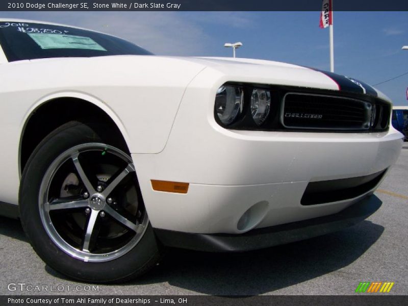 Stone White / Dark Slate Gray 2010 Dodge Challenger SE