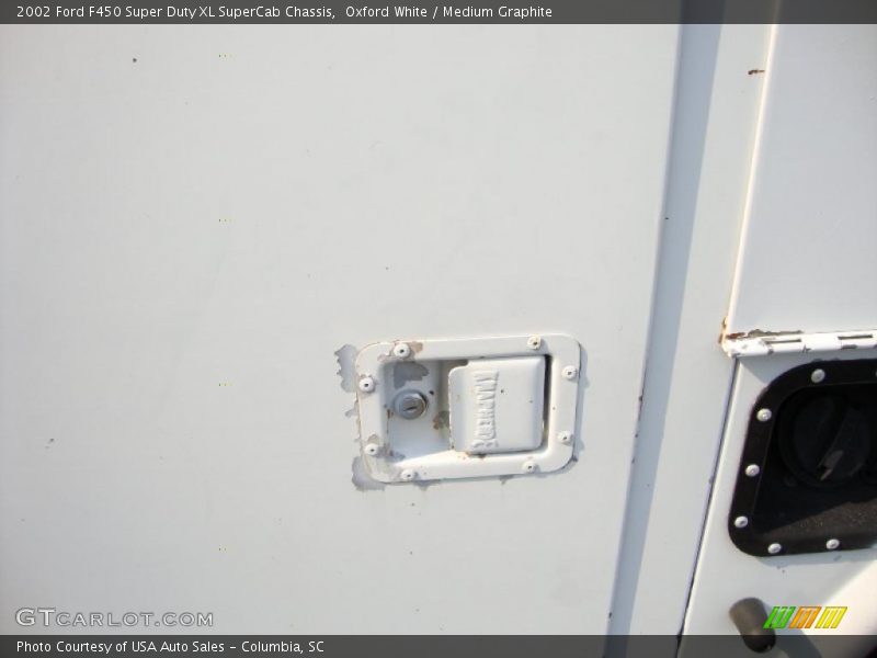Oxford White / Medium Graphite 2002 Ford F450 Super Duty XL SuperCab Chassis