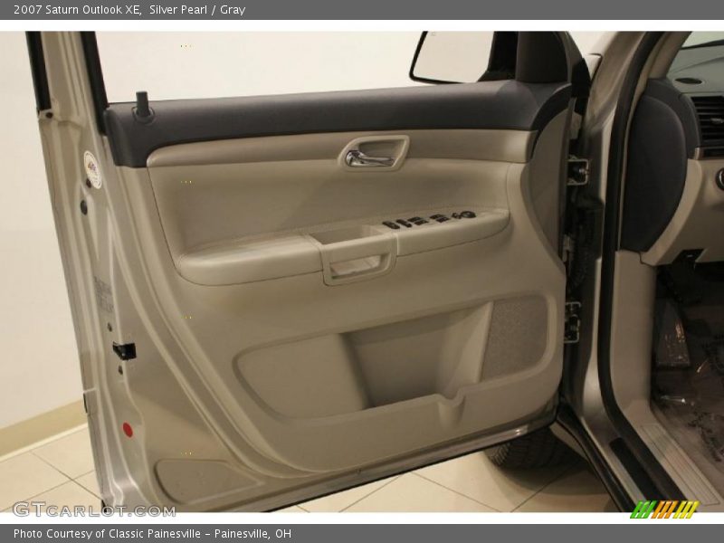 Silver Pearl / Gray 2007 Saturn Outlook XE