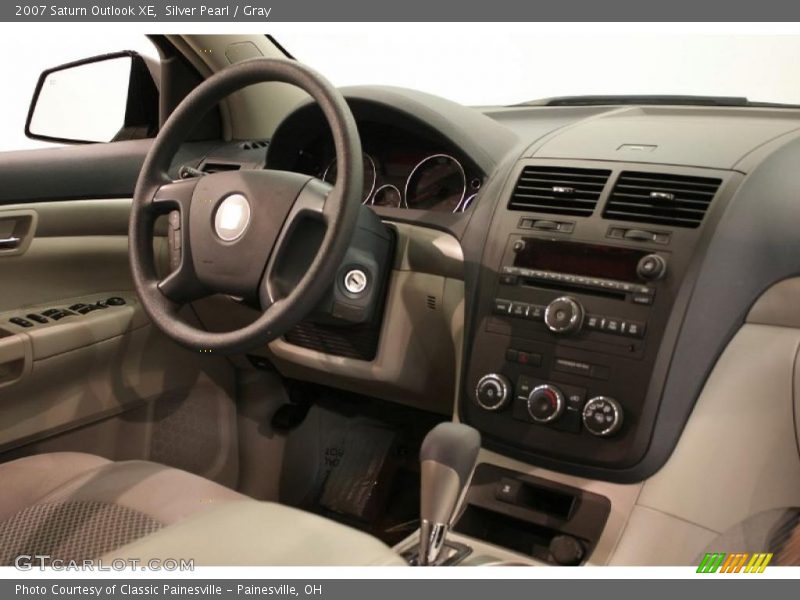 Silver Pearl / Gray 2007 Saturn Outlook XE