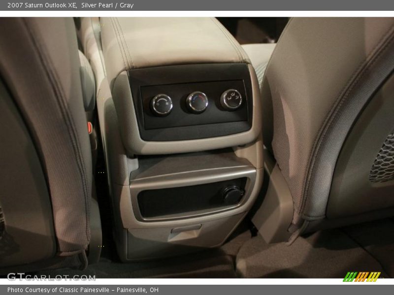 Silver Pearl / Gray 2007 Saturn Outlook XE