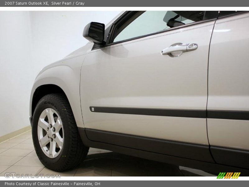 Silver Pearl / Gray 2007 Saturn Outlook XE