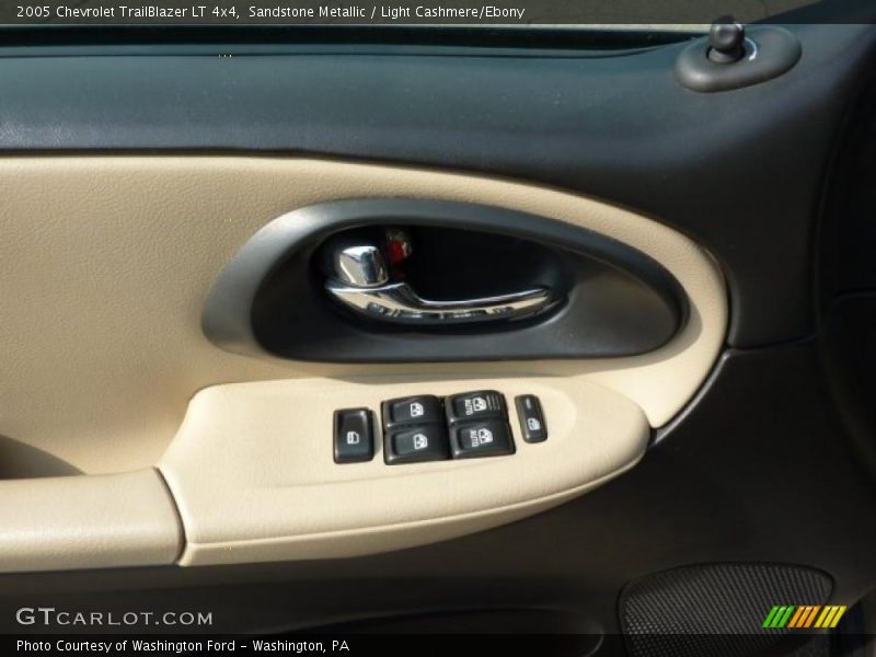 Sandstone Metallic / Light Cashmere/Ebony 2005 Chevrolet TrailBlazer LT 4x4