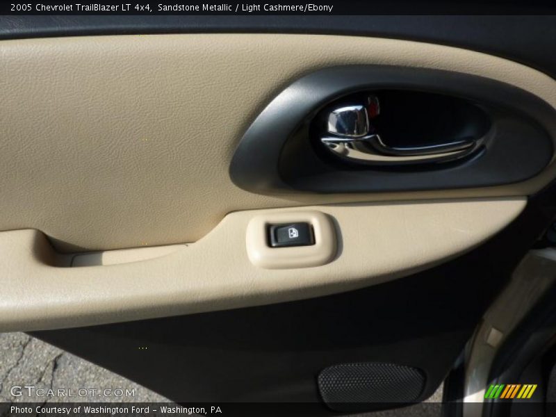 Sandstone Metallic / Light Cashmere/Ebony 2005 Chevrolet TrailBlazer LT 4x4