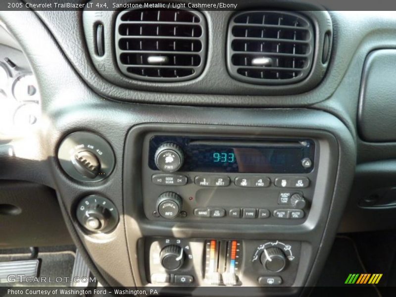 Sandstone Metallic / Light Cashmere/Ebony 2005 Chevrolet TrailBlazer LT 4x4