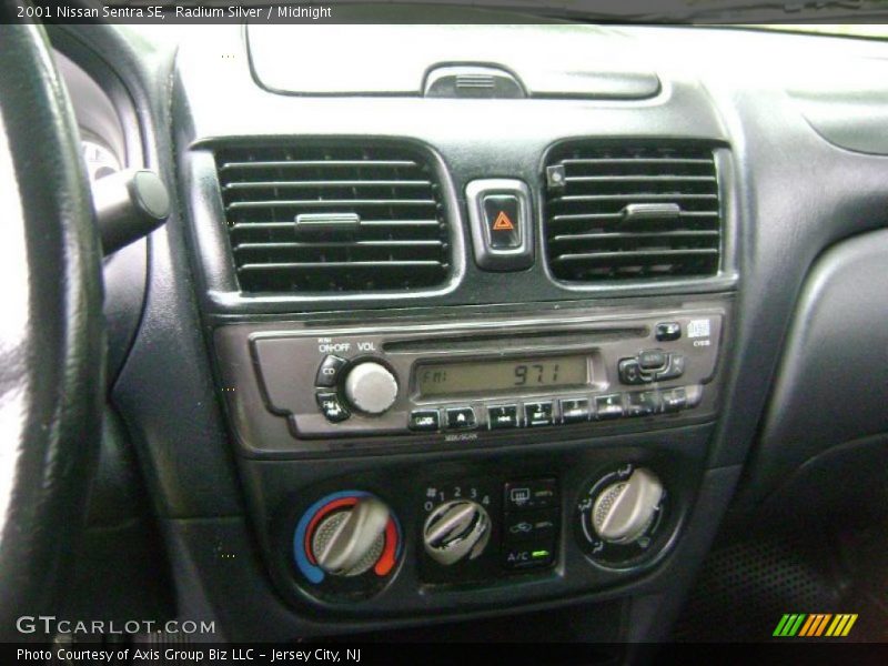 Radium Silver / Midnight 2001 Nissan Sentra SE