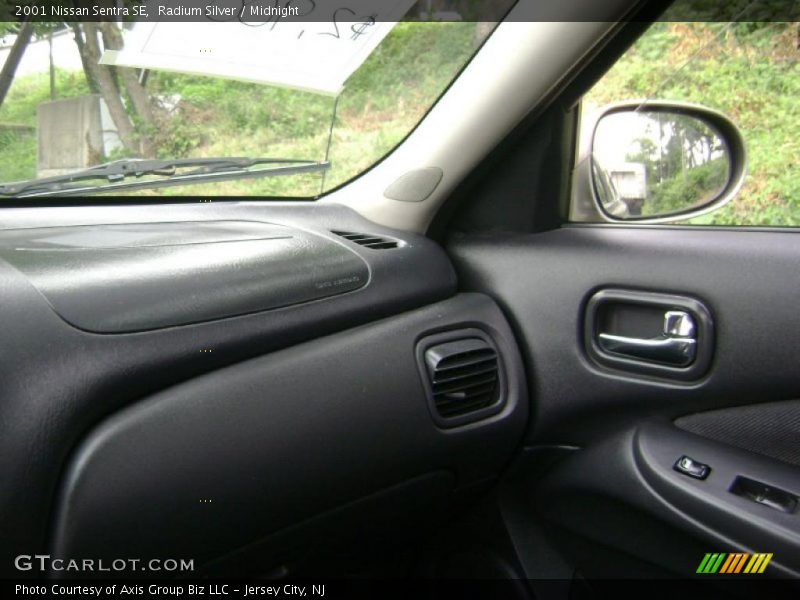 Radium Silver / Midnight 2001 Nissan Sentra SE