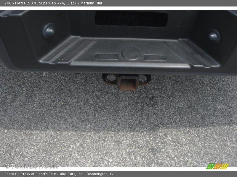 Black / Medium Flint 2006 Ford F150 XL SuperCab 4x4