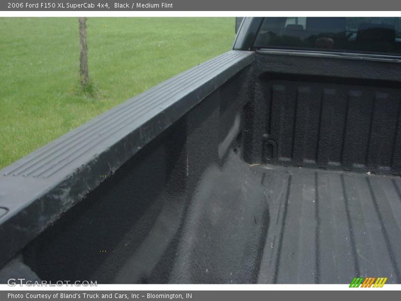 Black / Medium Flint 2006 Ford F150 XL SuperCab 4x4