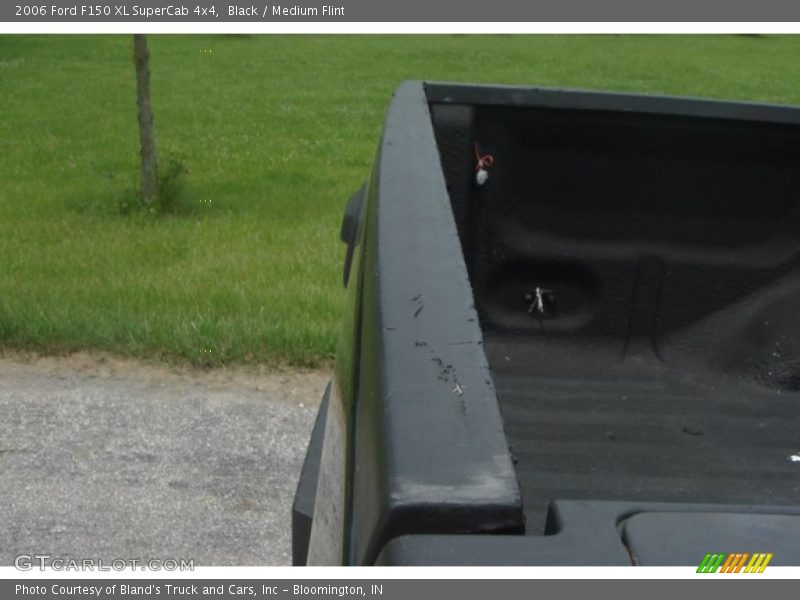 Black / Medium Flint 2006 Ford F150 XL SuperCab 4x4