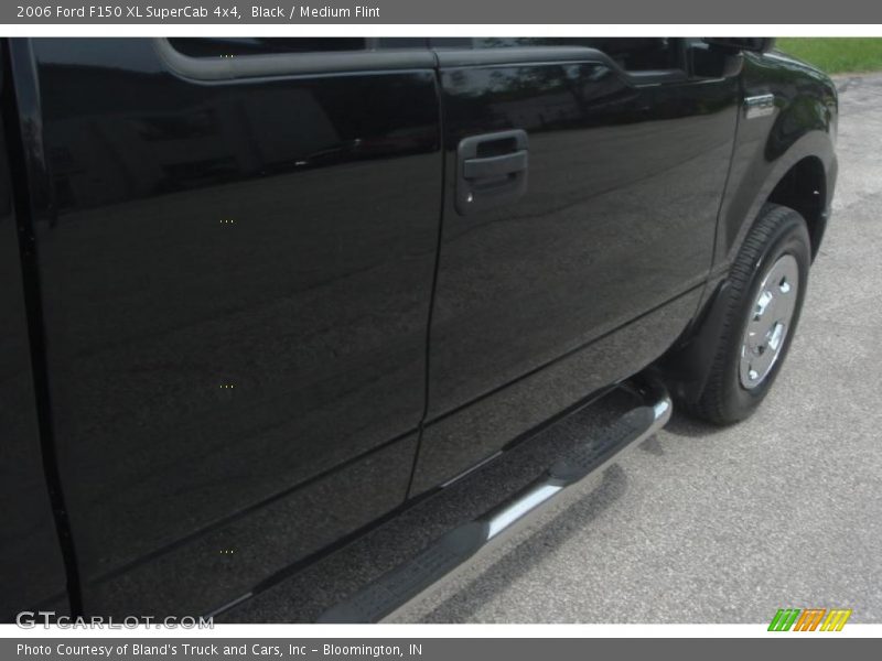 Black / Medium Flint 2006 Ford F150 XL SuperCab 4x4