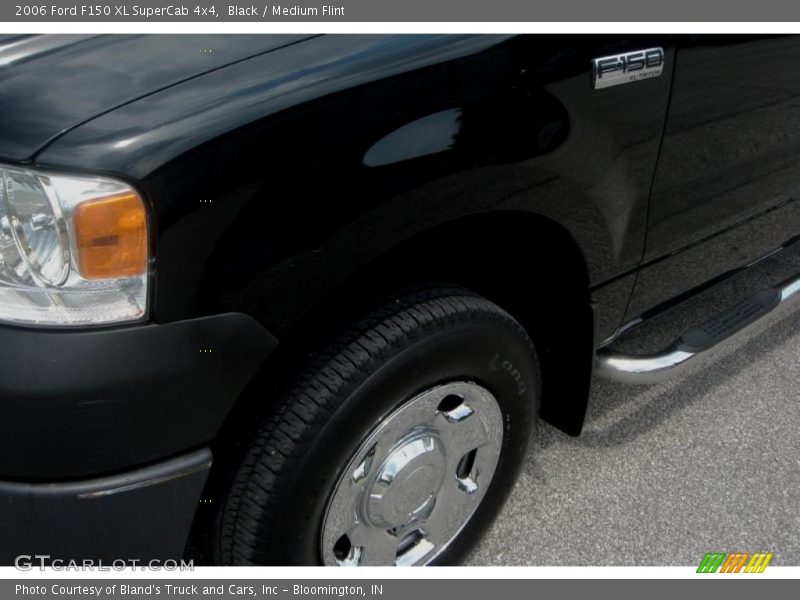 Black / Medium Flint 2006 Ford F150 XL SuperCab 4x4