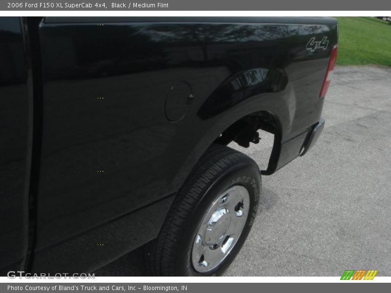 Black / Medium Flint 2006 Ford F150 XL SuperCab 4x4