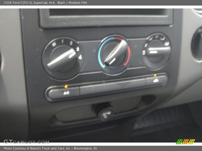 Black / Medium Flint 2006 Ford F150 XL SuperCab 4x4