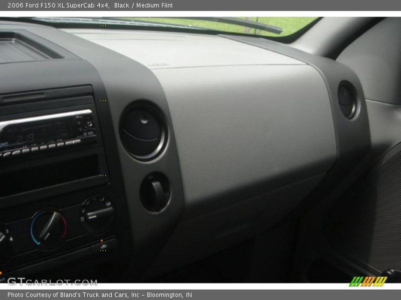 Black / Medium Flint 2006 Ford F150 XL SuperCab 4x4